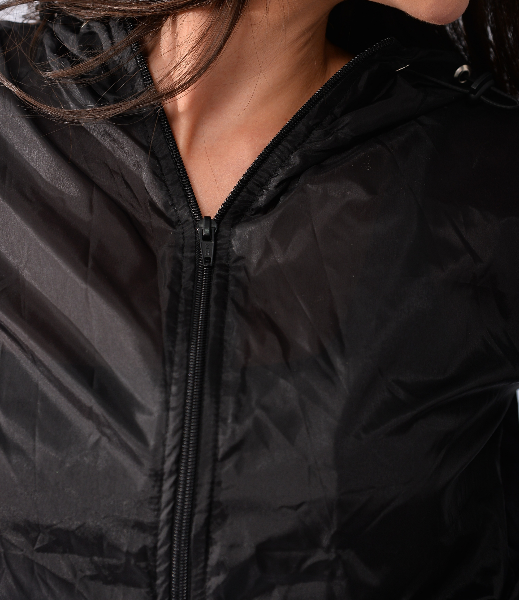 Casaco Corta-Vento com Capuz