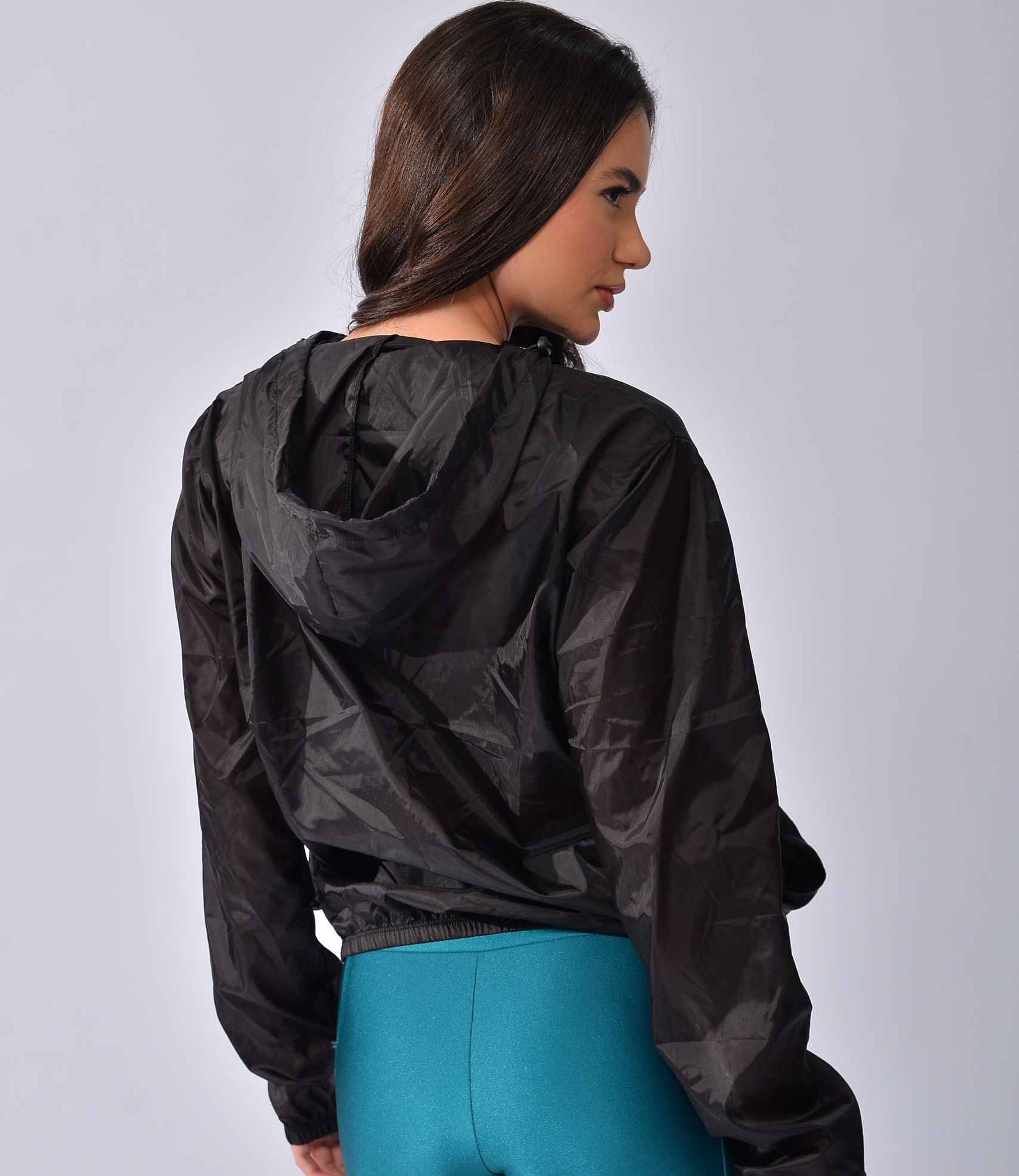 Casaco Corta-Vento com Capuz