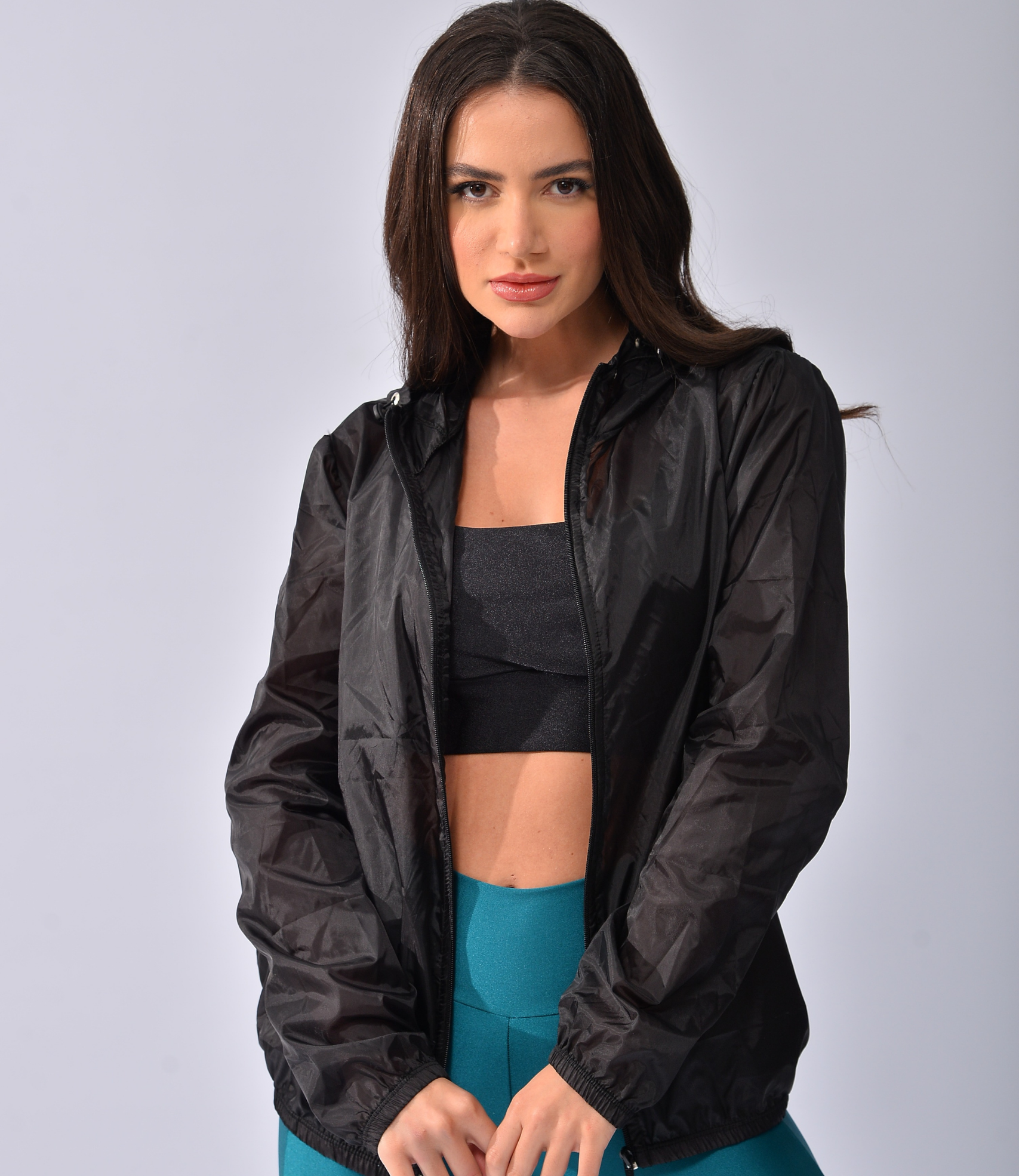 Casaco Corta-Vento com Capuz