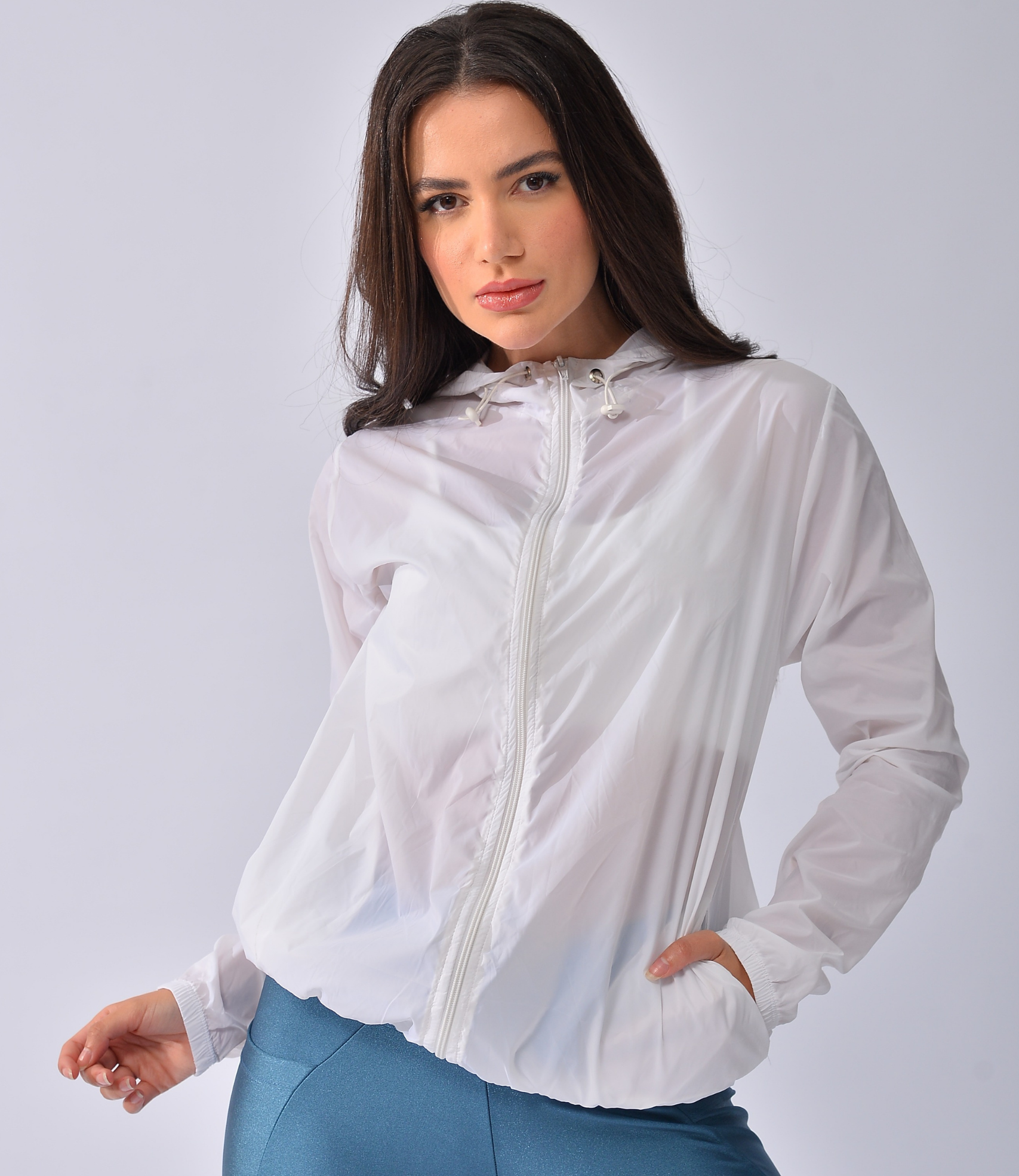 Casaco Corta-Vento com Capuz