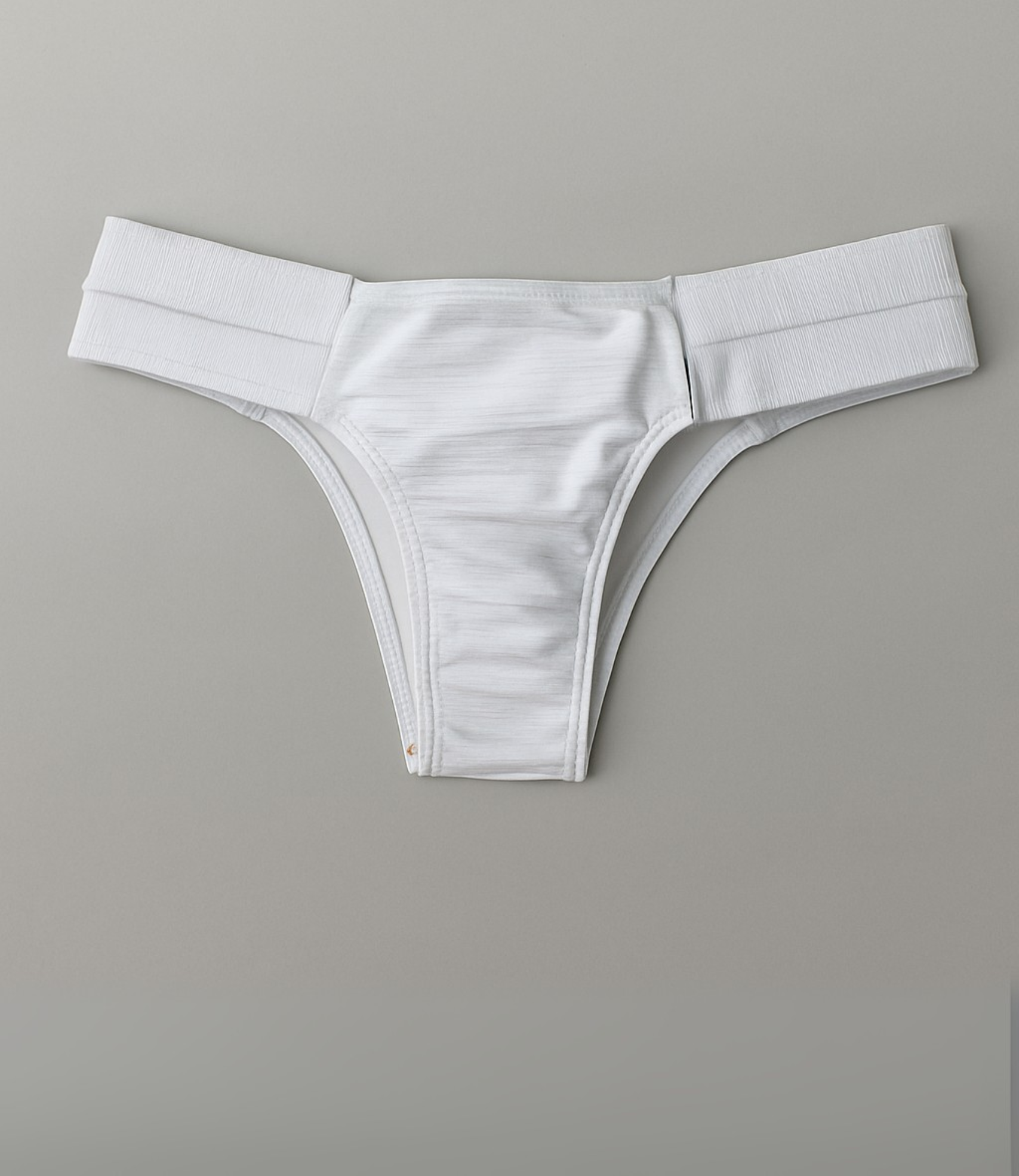 Calcinha com Laterais Largas Trilobal Lisa