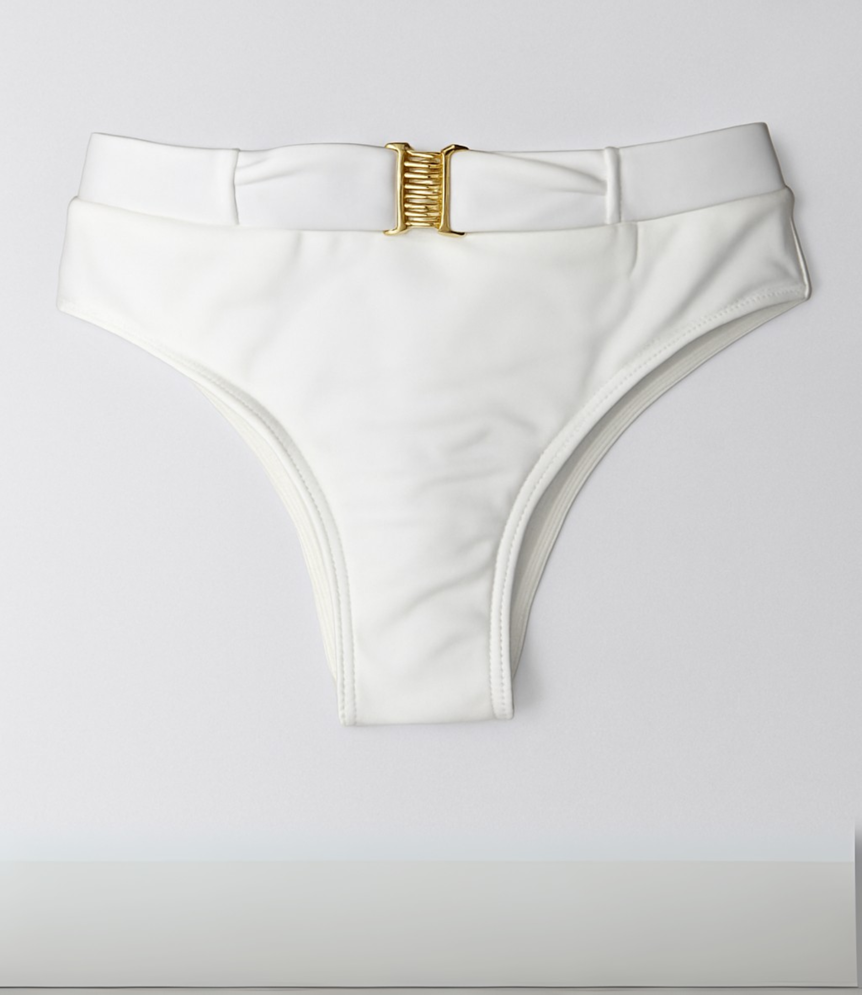 Calcinha de Biquíni com Cós Largo e Detalhe Dourado Lisa