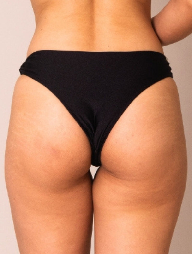 Calcinha De Biquíni Com Aviamento Dourado Isla Lisa