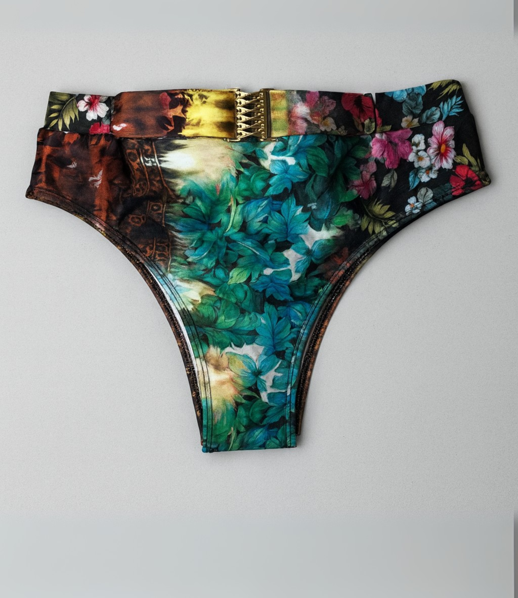 Calcinha com Cós Largo e Detalhe Dourado Estampada