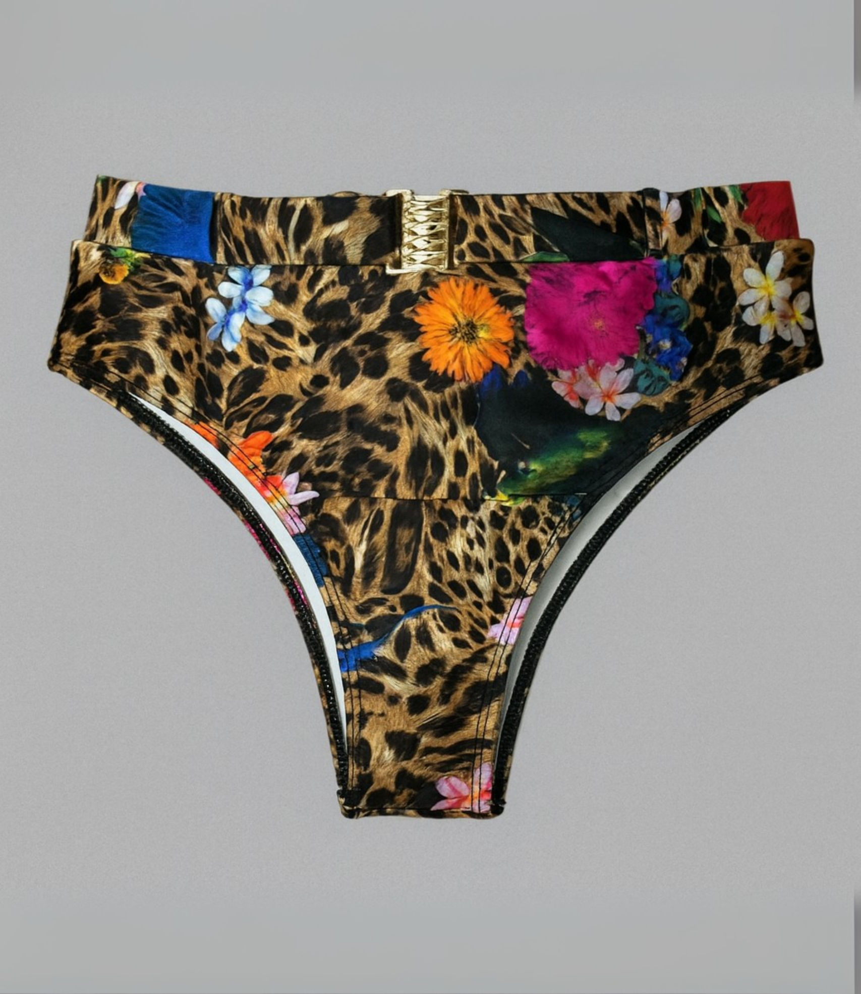 Calcinha com Cós Largo e Detalhe Dourado Estampada