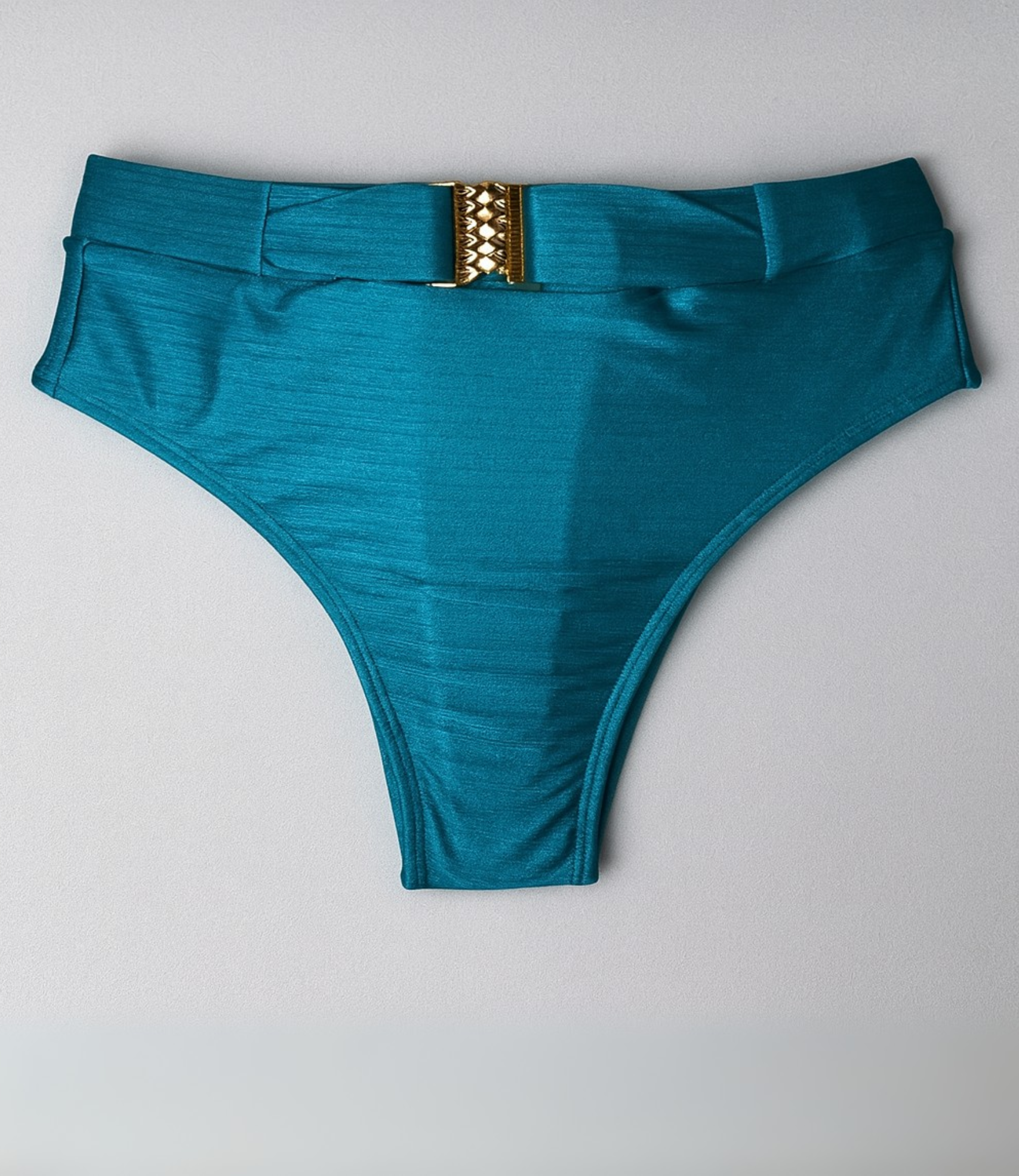 Calcinha de Biquíni com Cós Largo e Detalhe Dourado Trilobal Lisa