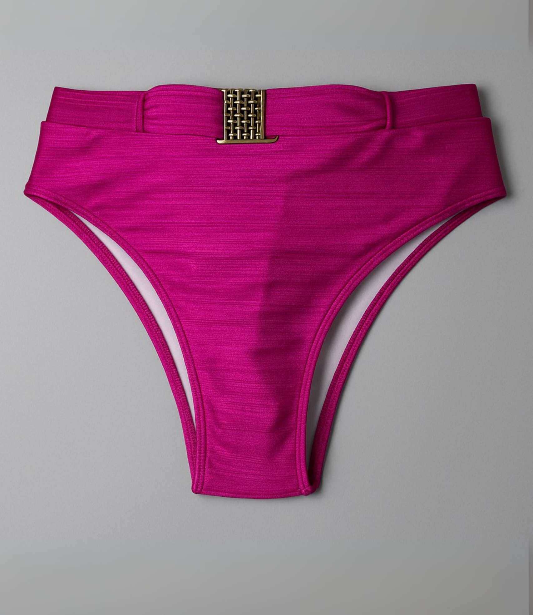 Calcinha de Biquíni com Cós Largo e Detalhe Dourado Trilobal Lisa