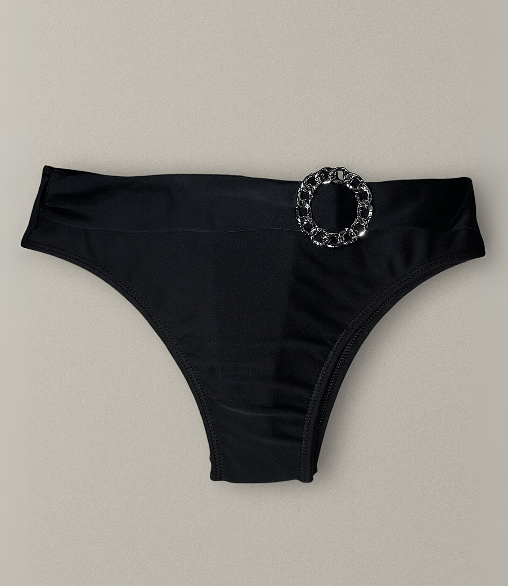 Calcinha com detalhe de argola metálica lisa