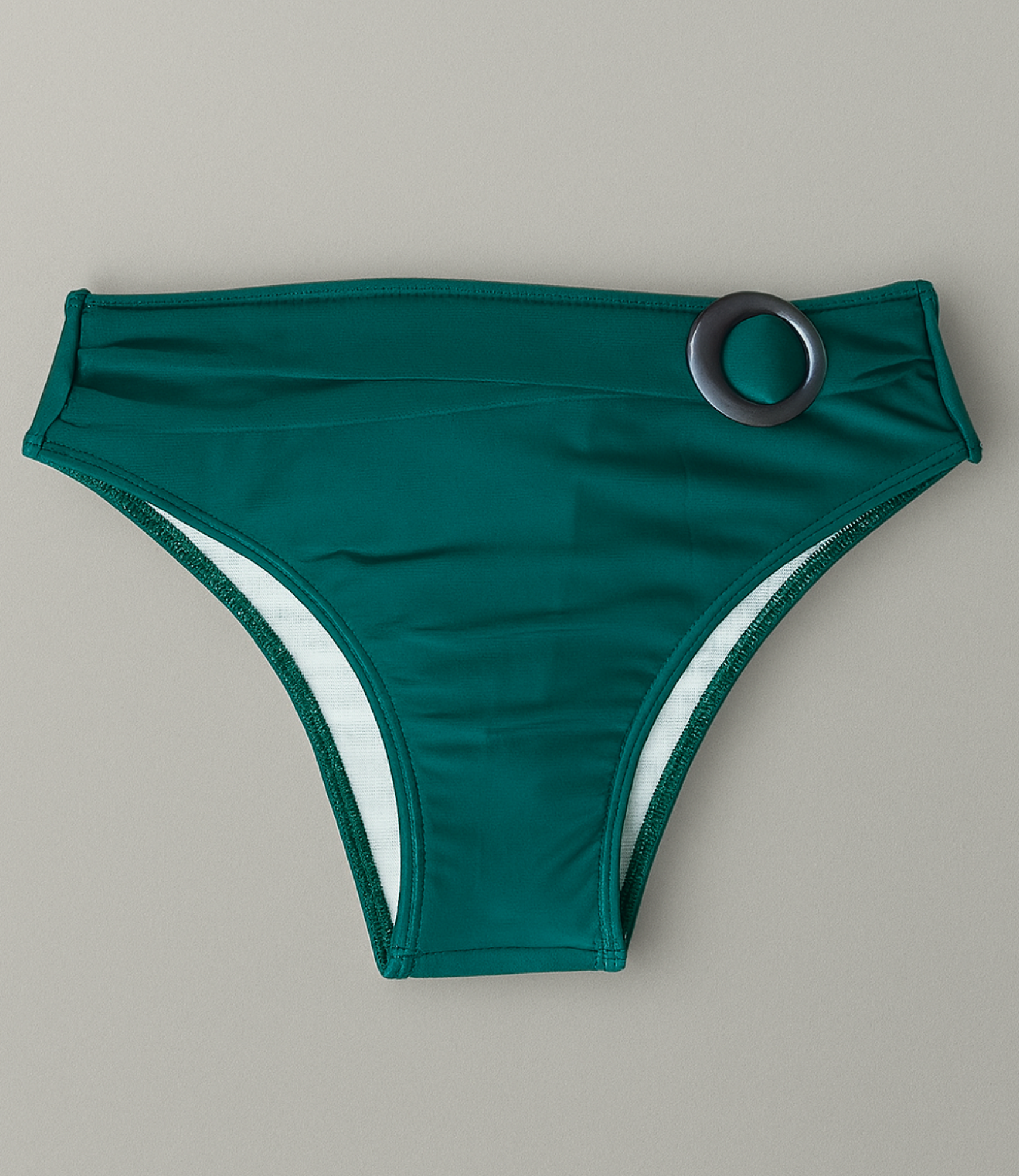 Calcinha com detalhe de argola metálica lisa