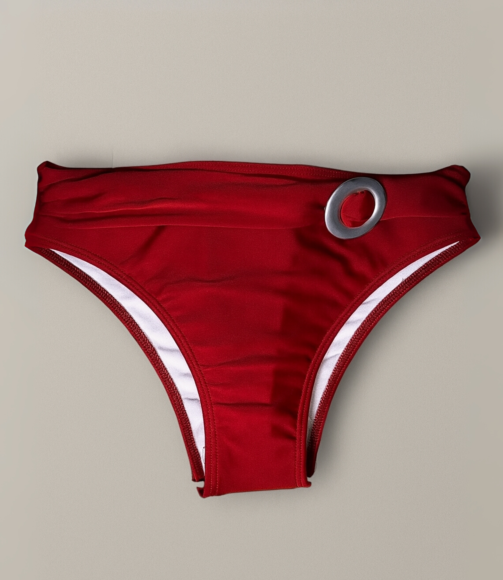 Calcinha com detalhe de argola metálica lisa
