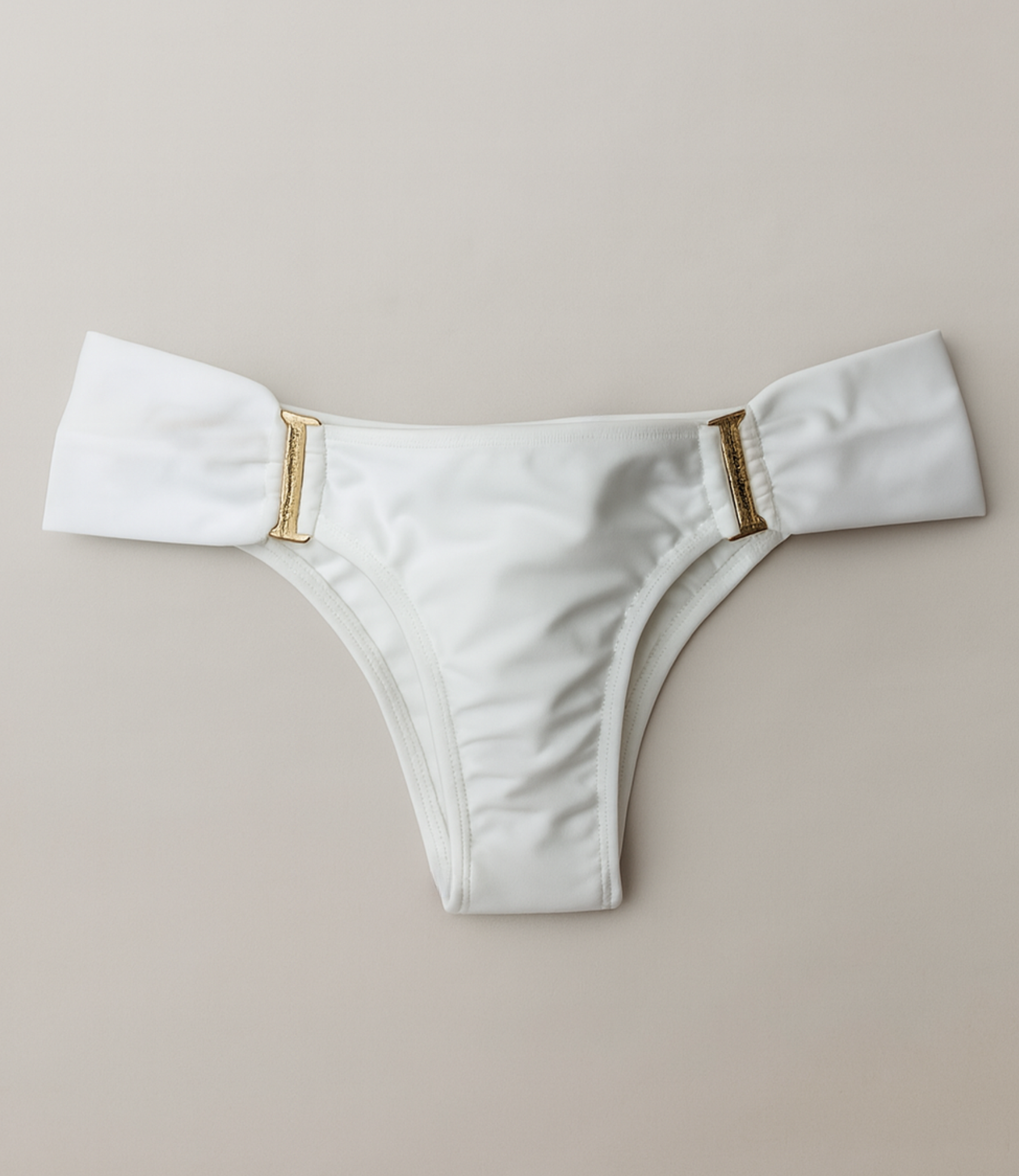 Calcinha de Biquíni com Laterais Largas e Detalhe Dourado Lisa