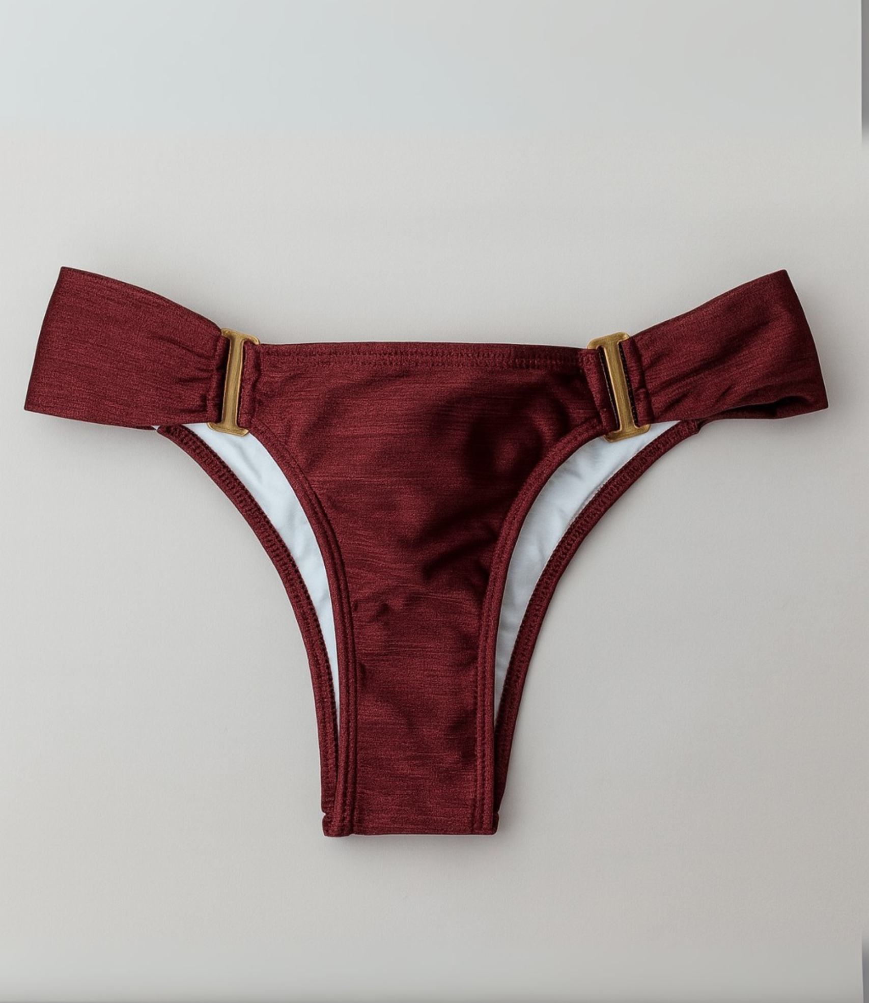 Calcinha Laterais Largas e Detalhe Dourado Trilobal Liso