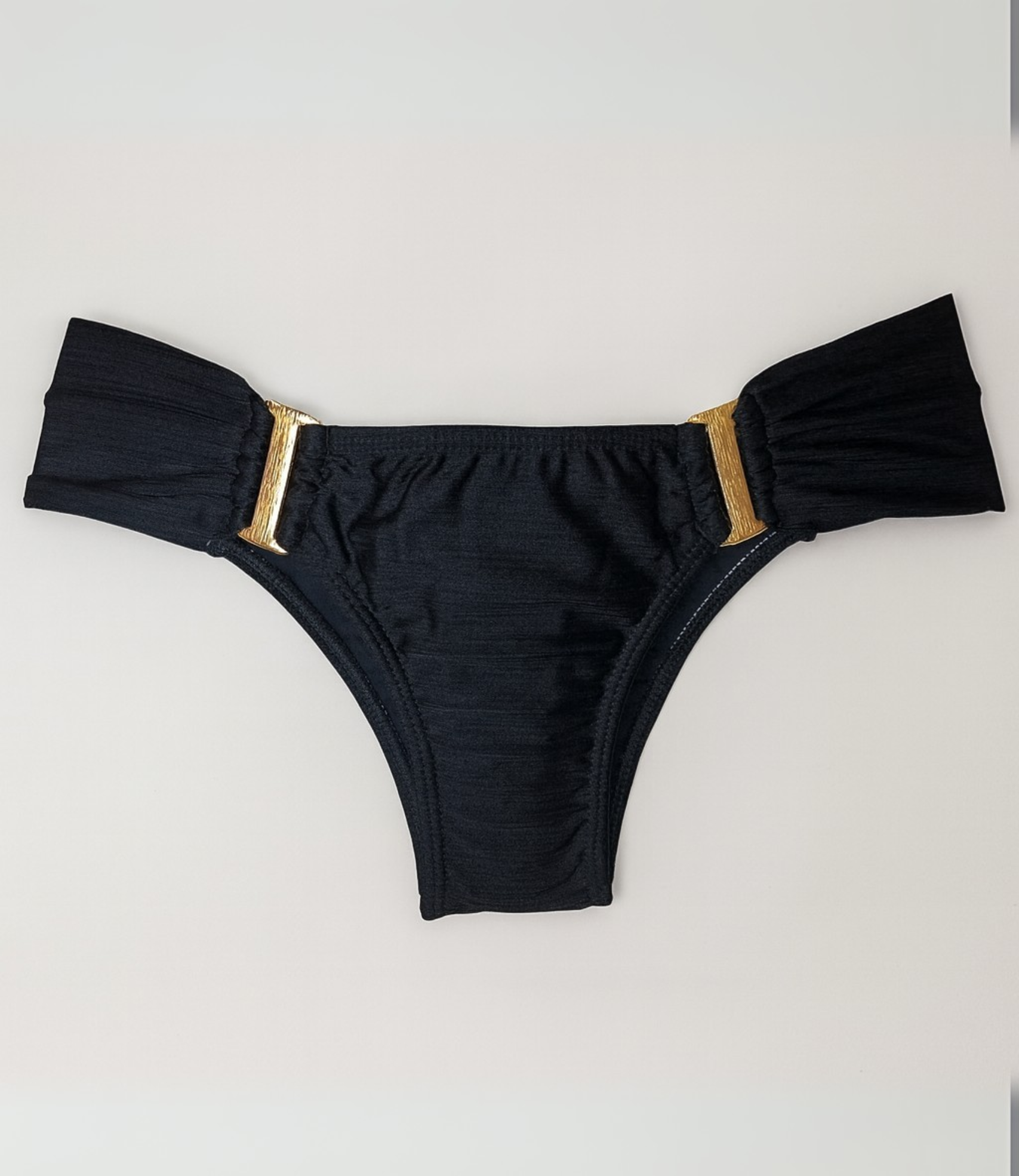 Calcinha Laterais Largas e Detalhe Dourado Trilobal Liso