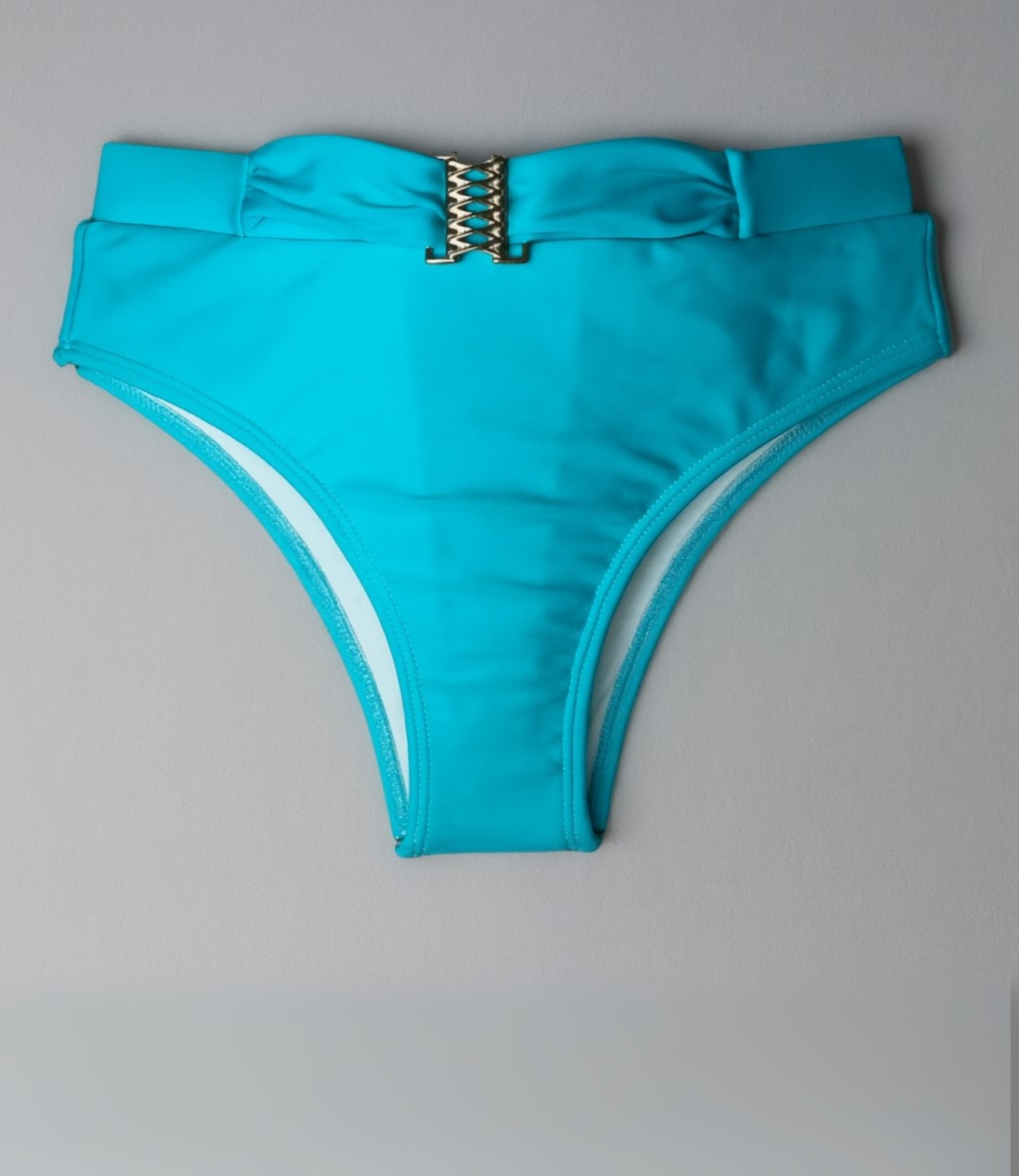 Calcinha de Biquíni com Cós Largo e Detalhe Dourado Lisa