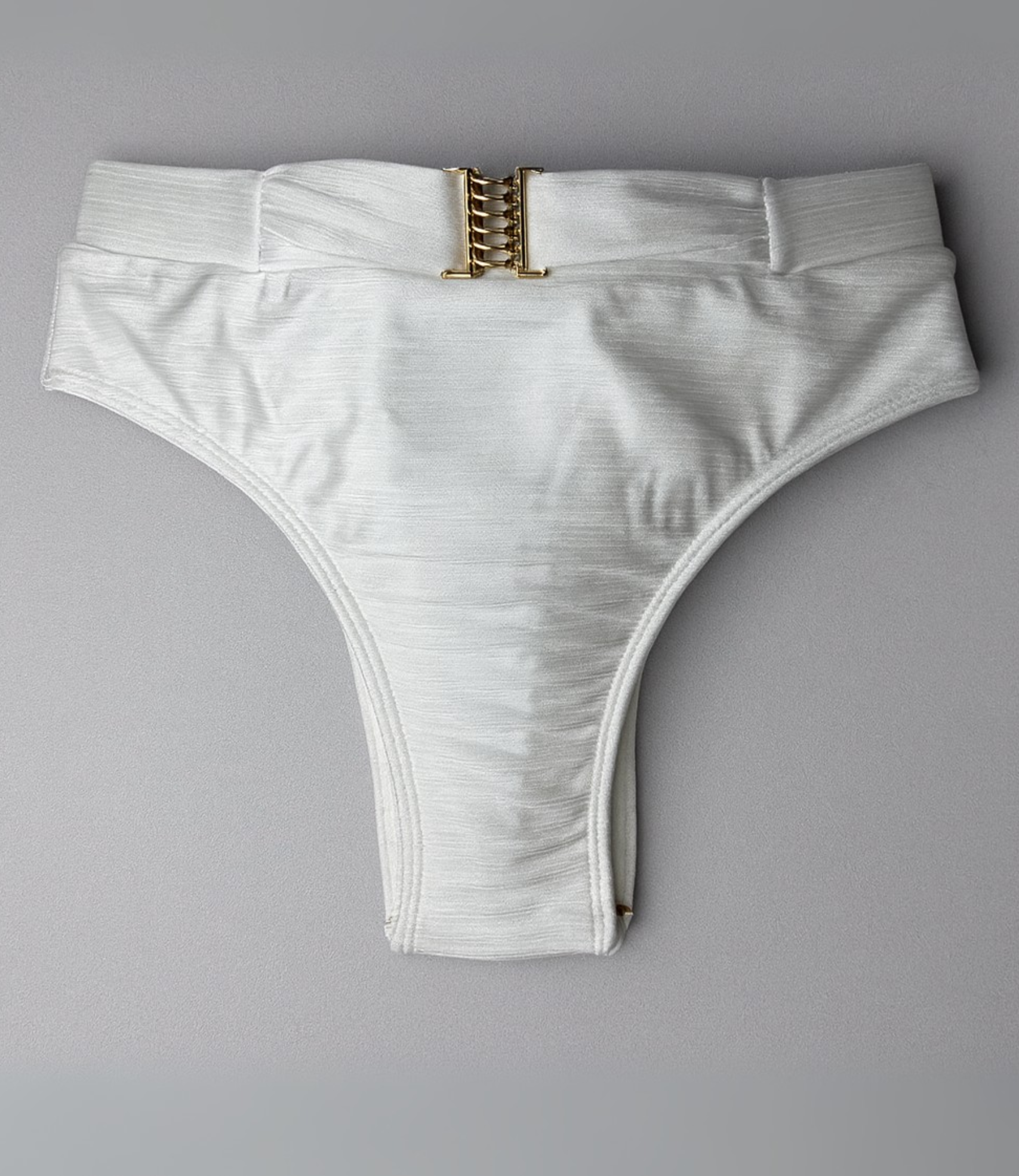Calcinha de Biquíni com Cós Largo e Detalhe Dourado Trilobal Lisa