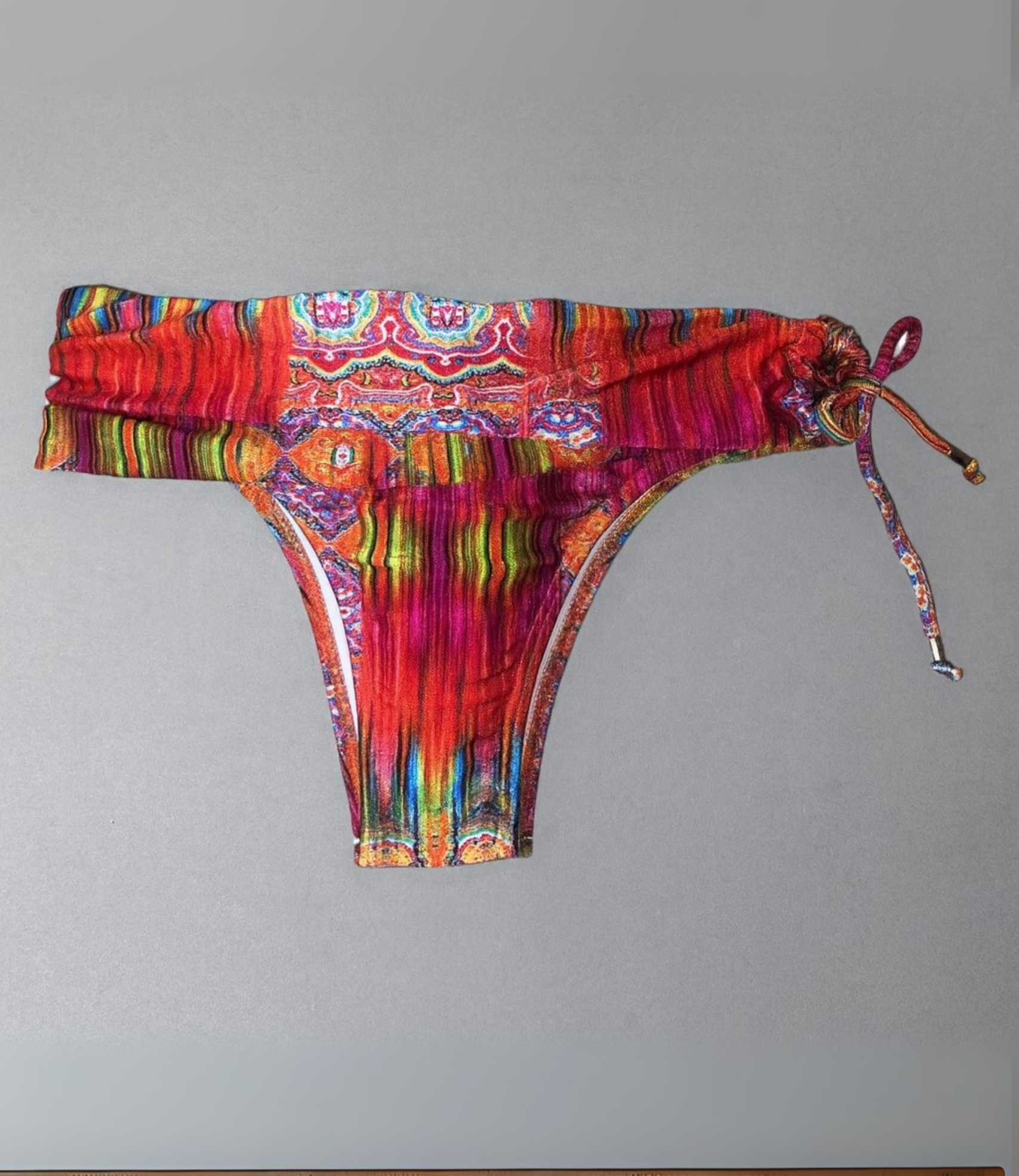 Calcinha Biquíni Sobreposição com Amarração Trilobal Estampada