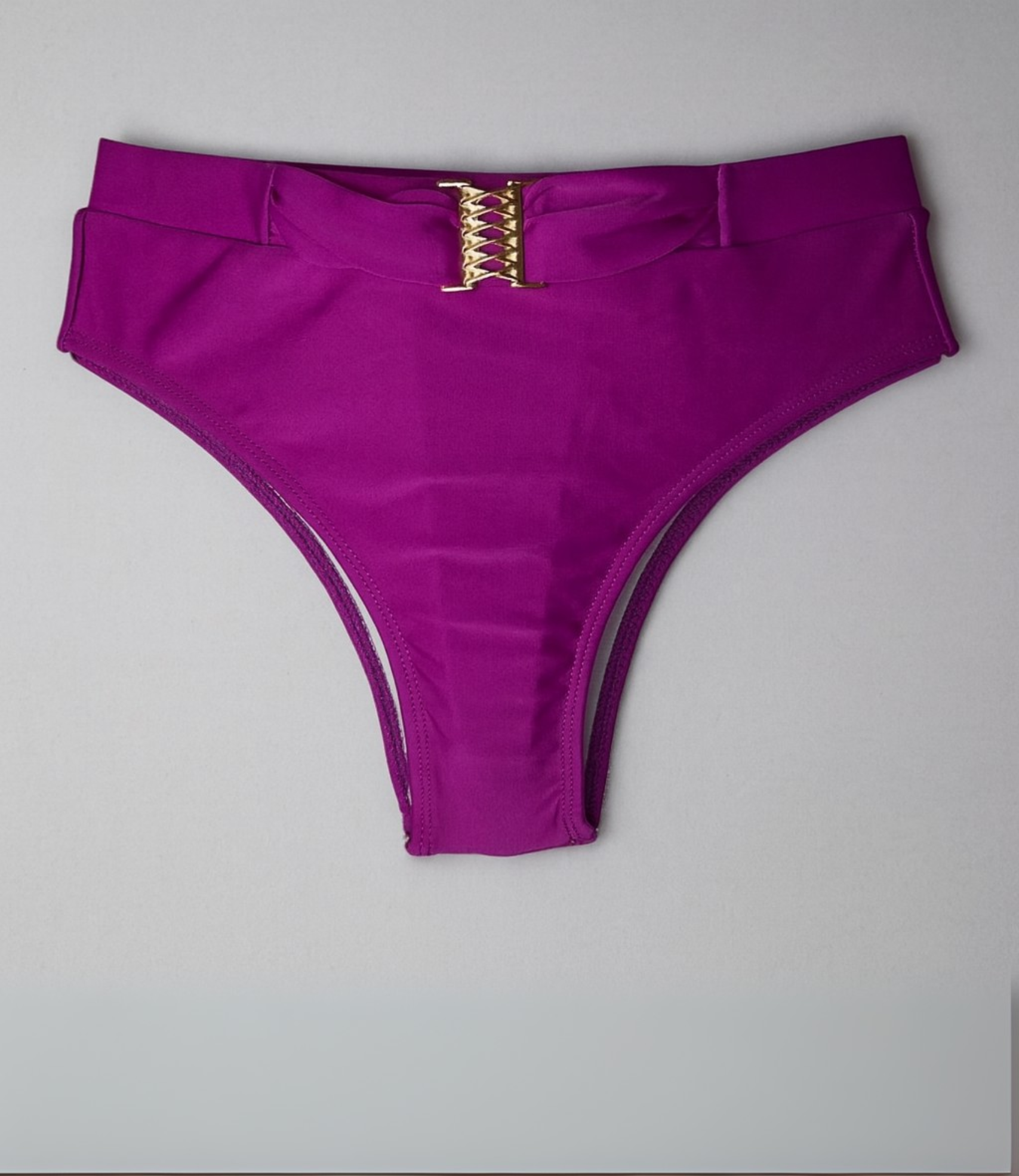 Calcinha de Biquíni com Cós Largo e Detalhe Dourado Lisa