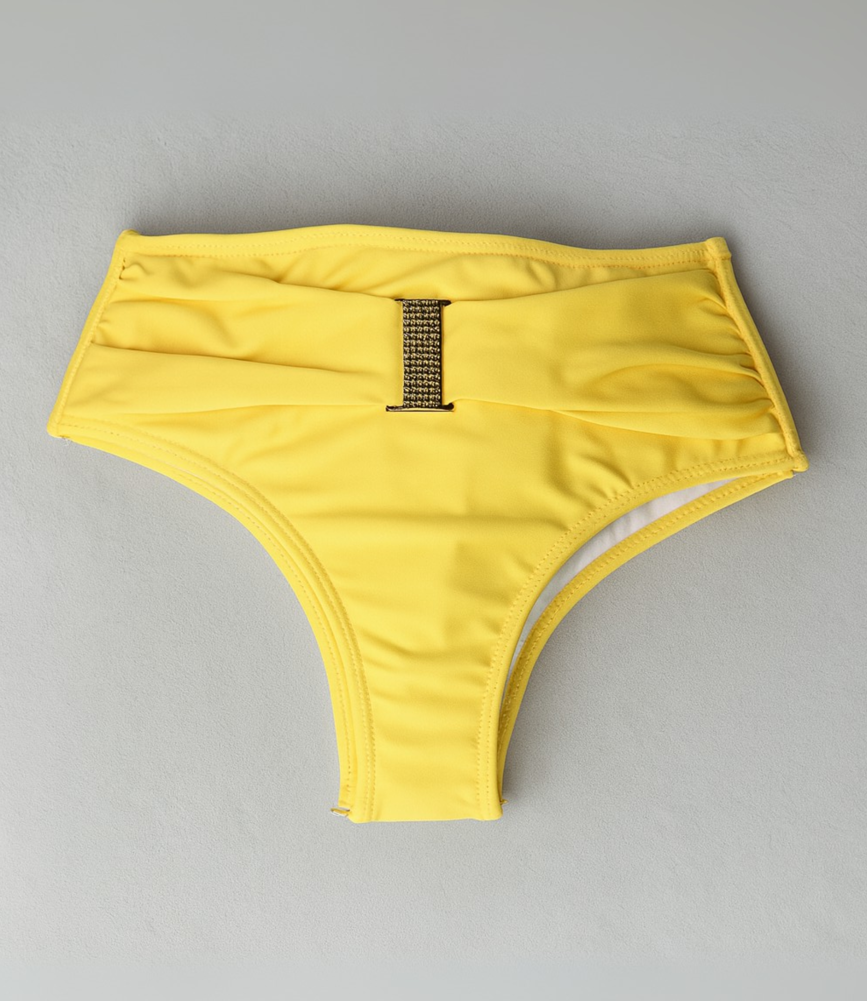 Calcinha Hot Pant com Aviamento Dourado Lisa