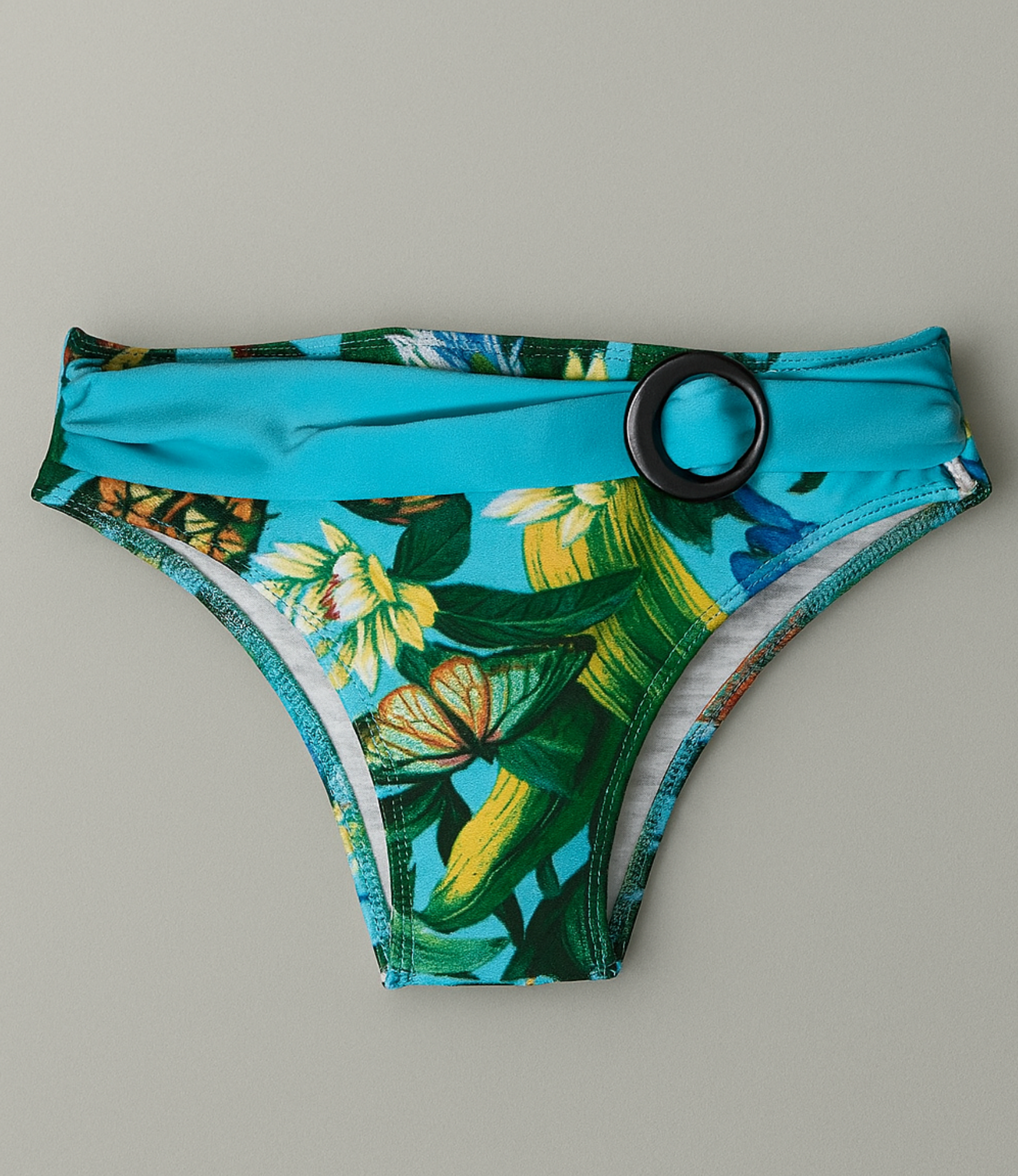 Calcinha com detalhe de argola metálica estampada