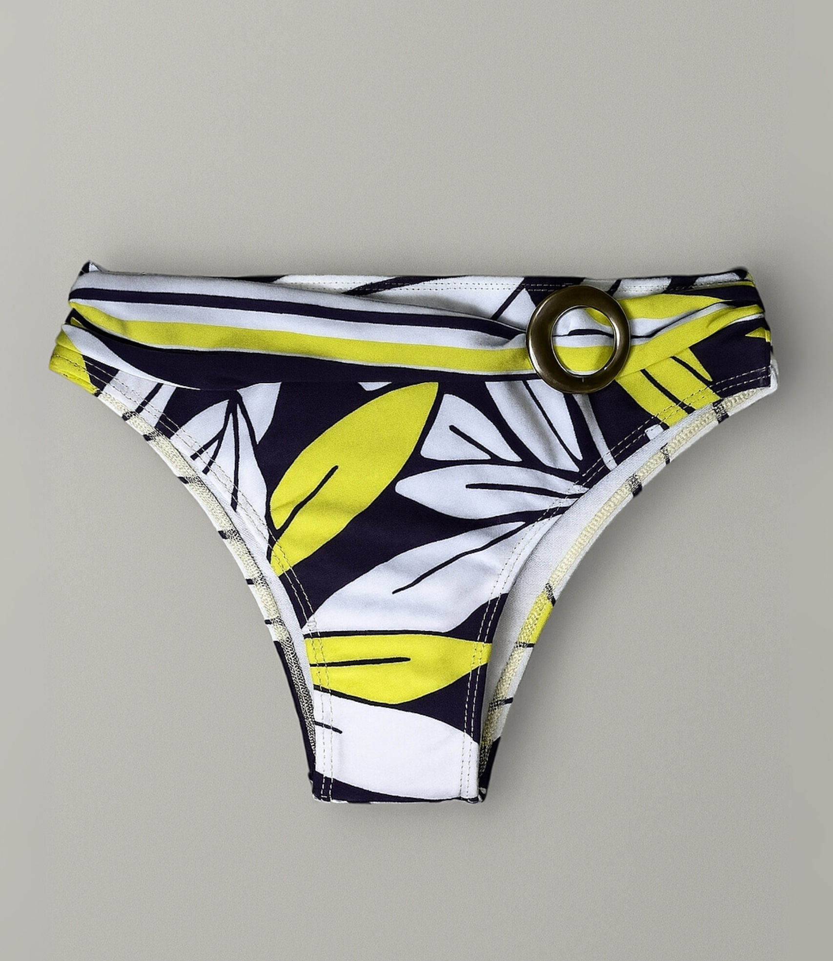 Calcinha com detalhe de argola metálica estampada