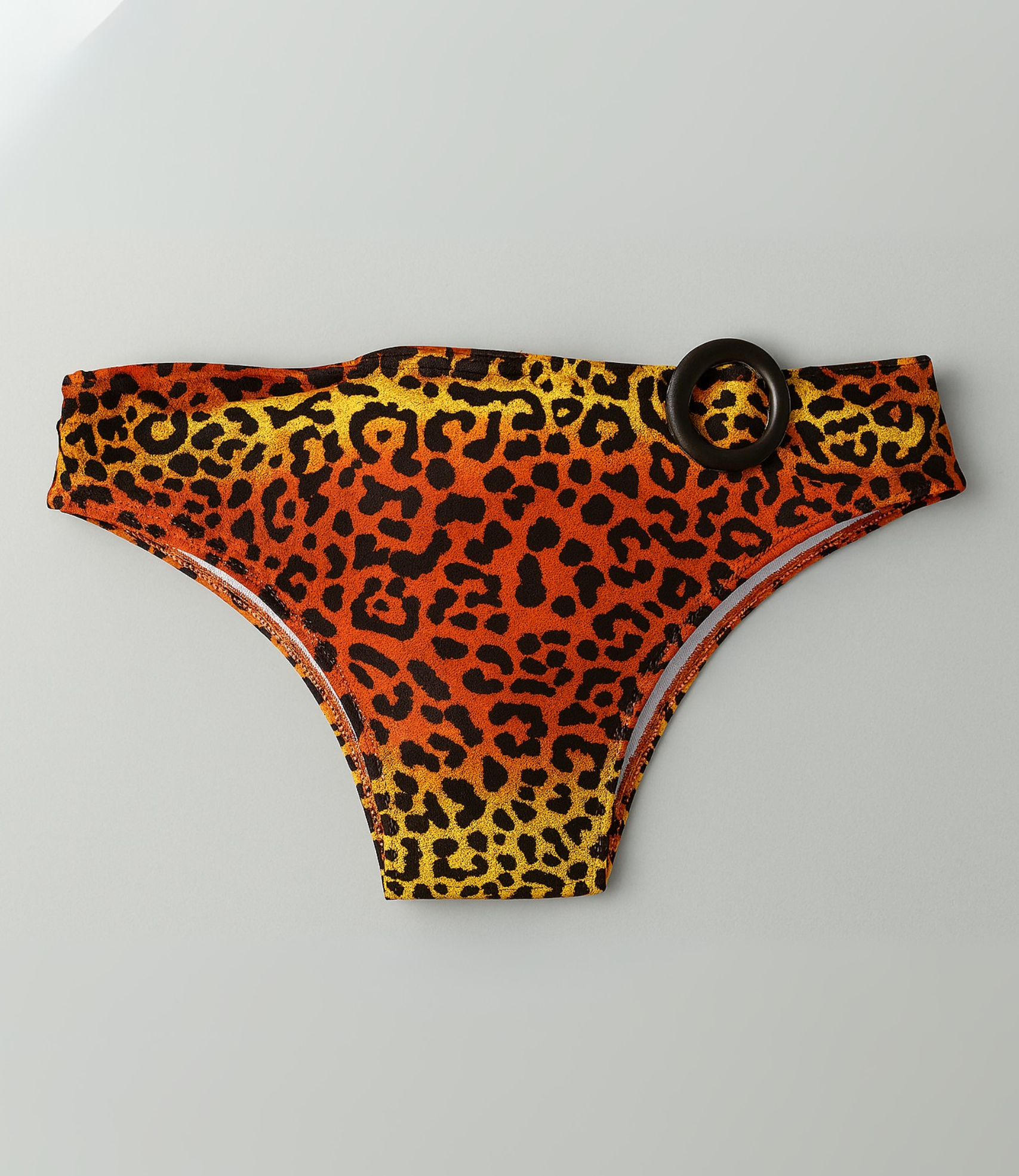 Calcinha com detalhe de argola metálica estampada