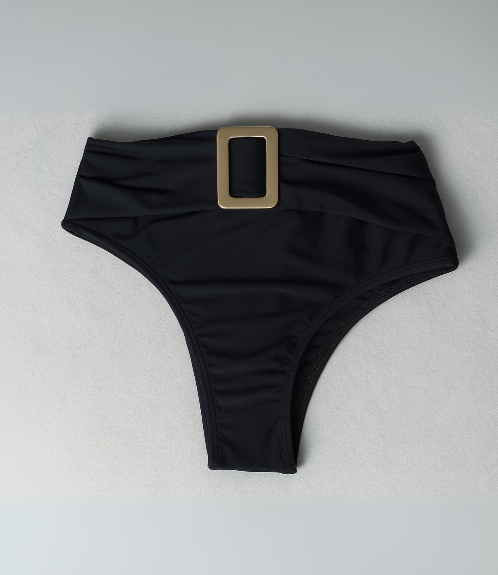 Calcinha Hot Pant com Aviamento Dourado Lisa