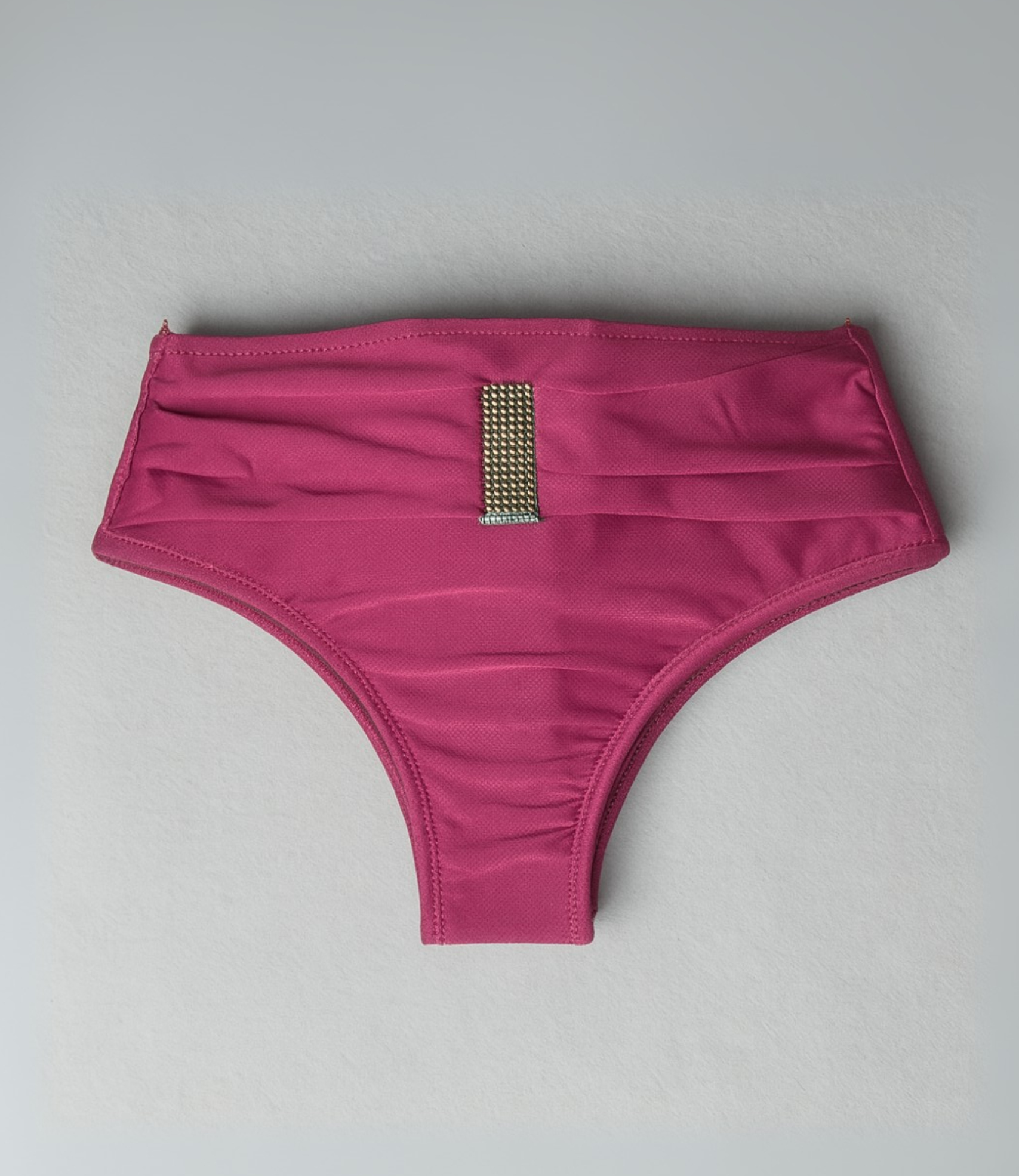 Calcinha Hot Pant com Aviamento Dourado Lisa